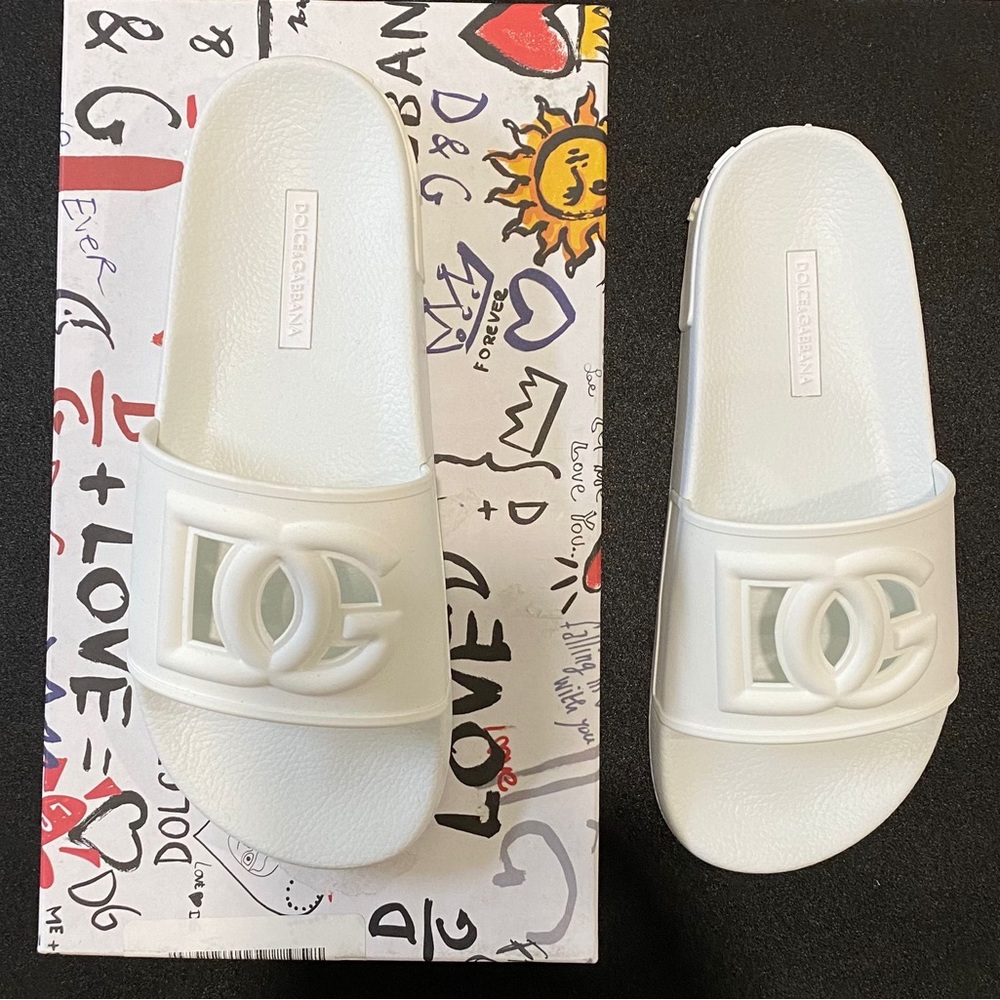 Dolce & Gabbana logo-detail slides